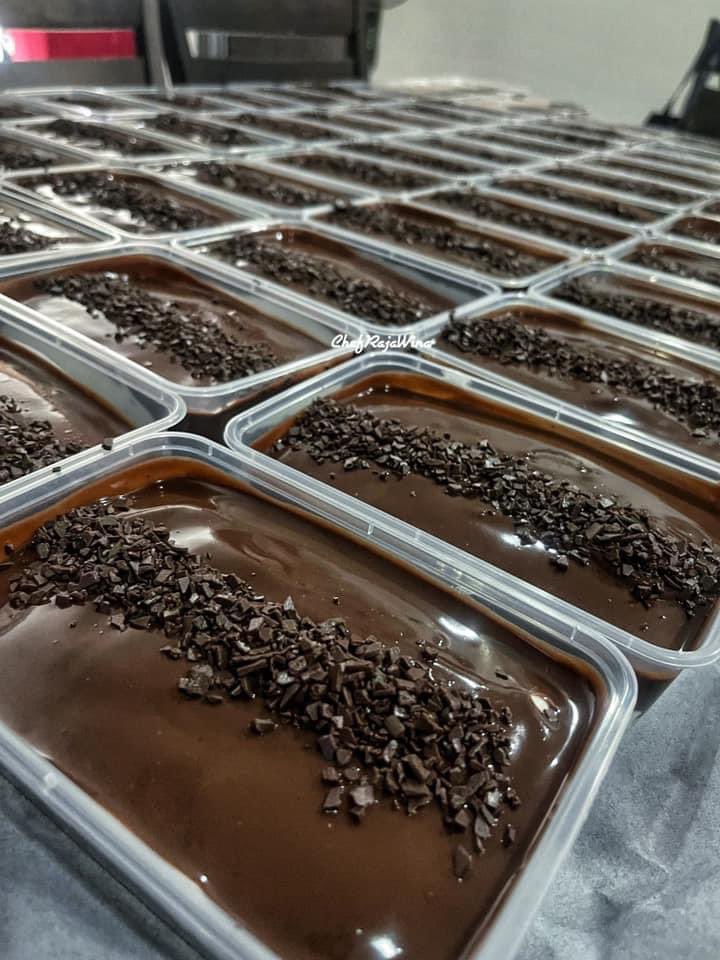 RajaWina's tweet photo. 500ml/RM10
Postage by JNT
Delivery Flat Rate RM10

Premium Classic Chocolate Moist
Topping
👉🏿dark chocolate garnche
👉🏿biscoff garnche

https://t.co/Cdbrpd3aS8 https://t.co/h2oiQHLVFo