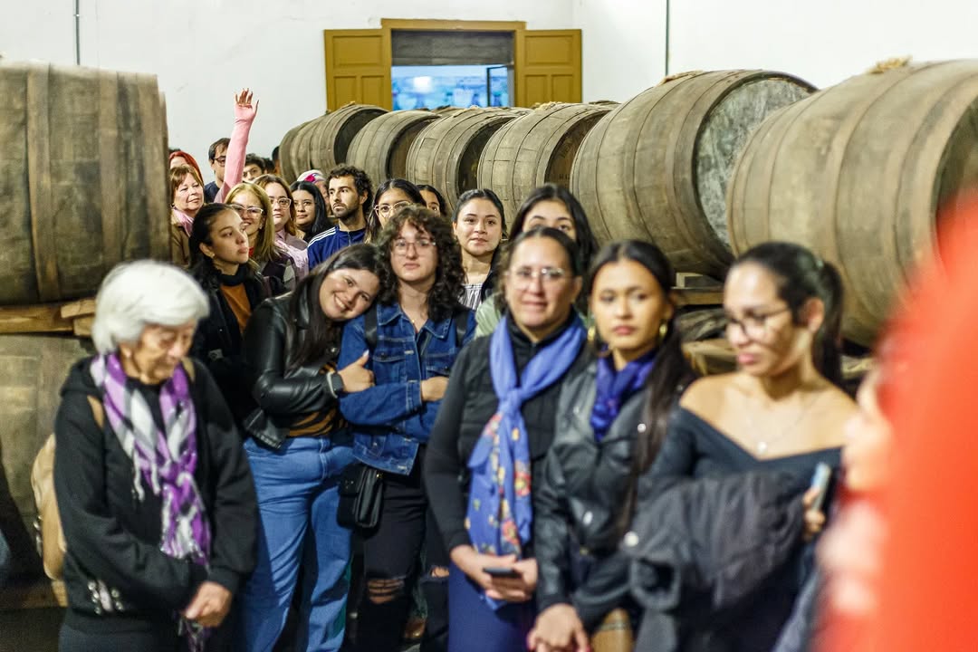 CulturaAsu's tweet image. Parte de lo vivido en el recorrido por las instalaciones en CAPASA – Edición Nocturna🌙
Los participantes recorrieron y admiraron la riqueza histórica y arquitectónica de este icónico espacio en una noche llena de historia y tradición.

#CAPASA  #Historia #Arquitectura