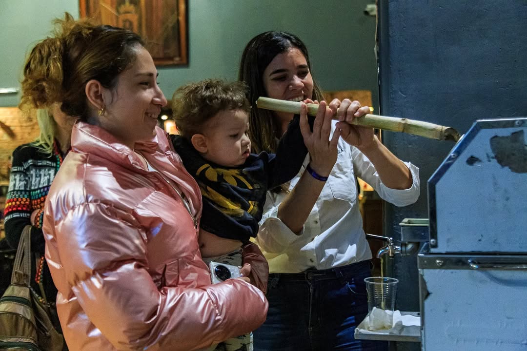 CulturaAsu's tweet image. Parte de lo vivido en el recorrido por las instalaciones en CAPASA – Edición Nocturna🌙
Los participantes recorrieron y admiraron la riqueza histórica y arquitectónica de este icónico espacio en una noche llena de historia y tradición.

#CAPASA  #Historia #Arquitectura