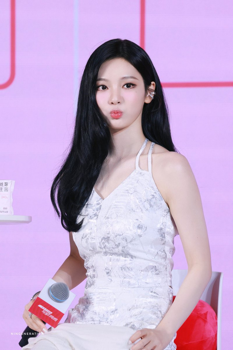 <a href="/bbonakm/">Kim Bona 𖠿</a> Gadis yang dipanggil Naya itu segera menoleh ke arah Daniel. Matanya tidak lagi berkaca-kaca, melainkan sudah meneteskan air mata sejak tadi.