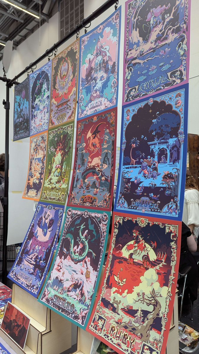 Ehm hat zufällig jemand ne Info für mich?

In halle 1 Soll es diesen stand vom Bild gegeben haben.
Ich suche deren Socials weil ich da eigentlich was kaufen wollte aber dann los musste :c

Wäre super wenn jemand helfen kann