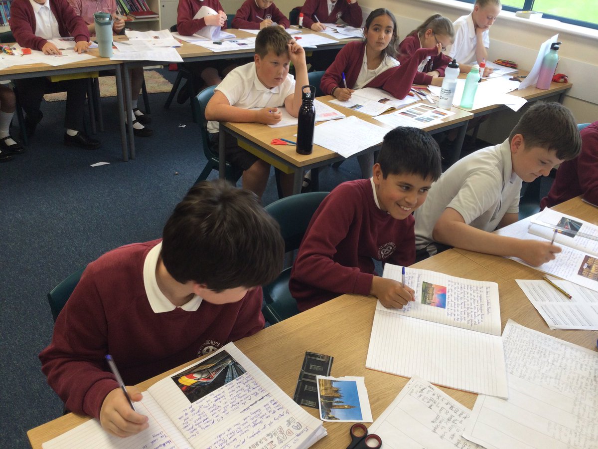 Y6 are using their new knowledge of London from our trip to write their own tour guides! 💂‍♀️🇬🇧#stgdbethelight