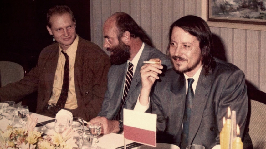 🔍 V letech 1990-1992 byli ve vrcholných funkcích Federálního ministerstva vnitra významné osobnosti disentu.

Zprava Ján Langoš, Jan Ruml a Martin Fendrych.

Za jejich působení došlo k výrazné personální obměně resortu. Víte, kdo z nich byl tehdy federální ministr? #ZHistorieMV