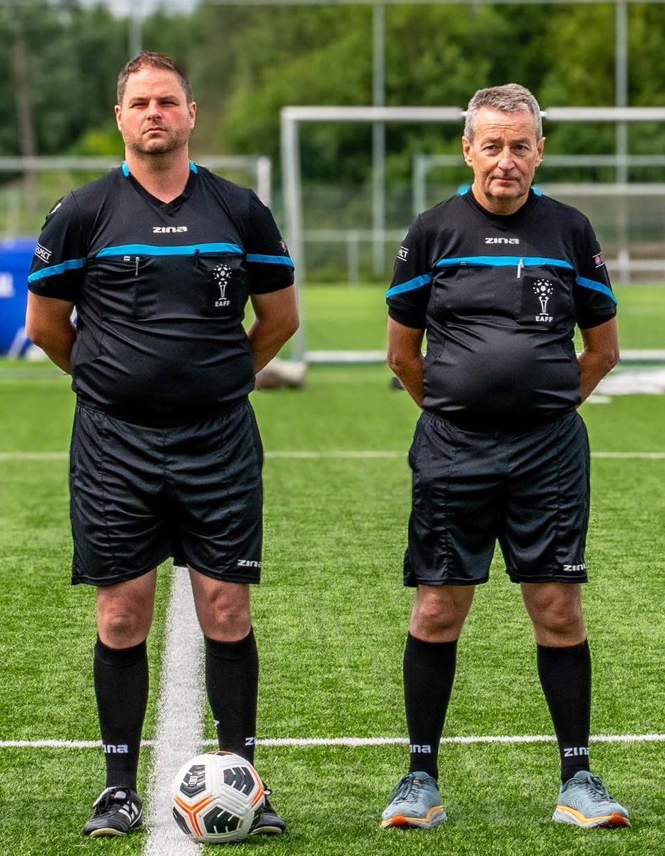 AmpFootballBel1's tweet image. 👏 Een groot applaus voor onze TOP-scheidsrechters!
Owen, Marnick &amp;amp; Sander floten met klasse, geduld en humor.

Dankzij jullie werd het een sportief, eerlijk en top georganiseerd toernooi! 🙌
#Cegelec #gvoetbalpuurs #EclipsTV #vigo