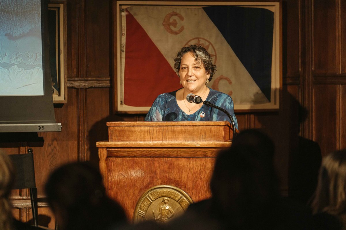 🌊 In honor of #WorldOceansDay, <a href="/LamontEarth/">LDEO</a> marine geophysicist Vicki Ferrini, also head of <a href="/seabed2030/">Seabed 2030</a> Atlantic &amp; Indian Ocean Center, shares her perspective on current marine research, importance of international collaboration, and hope for the future: lamont.columbia.edu/news/leveragin…