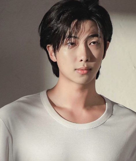 updatecharts's tweet photo. 🚨 K-POP EMERGENCY! RM (Namjoon do BTS) é oficialmente DISPENSADO do serviço militar da Coreia. https://t.co/AWEEaqnWaX