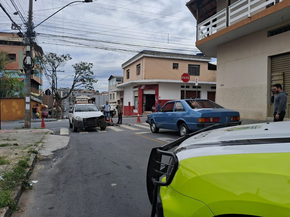 TransContagem's tweet photo. 10h17 - Apoio em sinistro com vítima grave na Rua França Campos c/ rua Cel. Américo Leite, no bairro Industrial, envolvendo 02 carros e 01 moto.

🚨Transcon no local
⚠️Samu e PM acionados
🚧Via totalmente interditada https://t.co/Jv2q559gMj