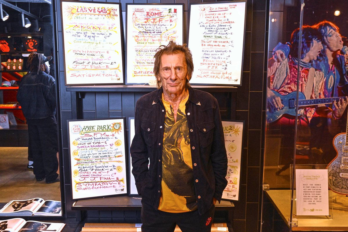 ronniewood's tweet image. 🖼😎❤ Visit RS No. 9 Carnaby Street, the Rolling Stones shop, to see a selection of Ronnie's guitars and stage costumes. Also in store, selected artworks from Ronnie including the 50 Portraits in canvas and print, exclusive setlists and stunning tshirts.
📍9 Carnaby St,…