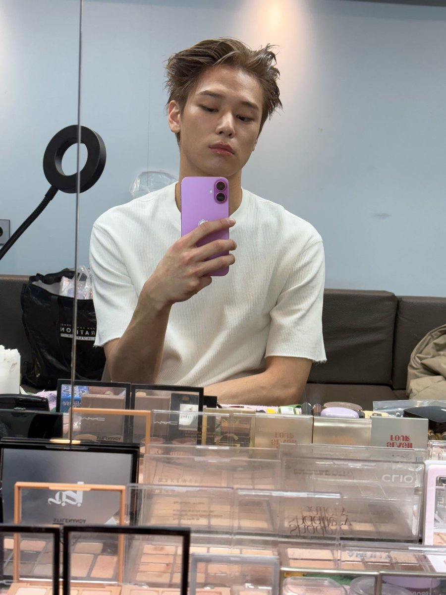 250609 🐱💬 [10:38pm kst]

juyeon sent photos

🐱 ah i wanna bleach my hair again