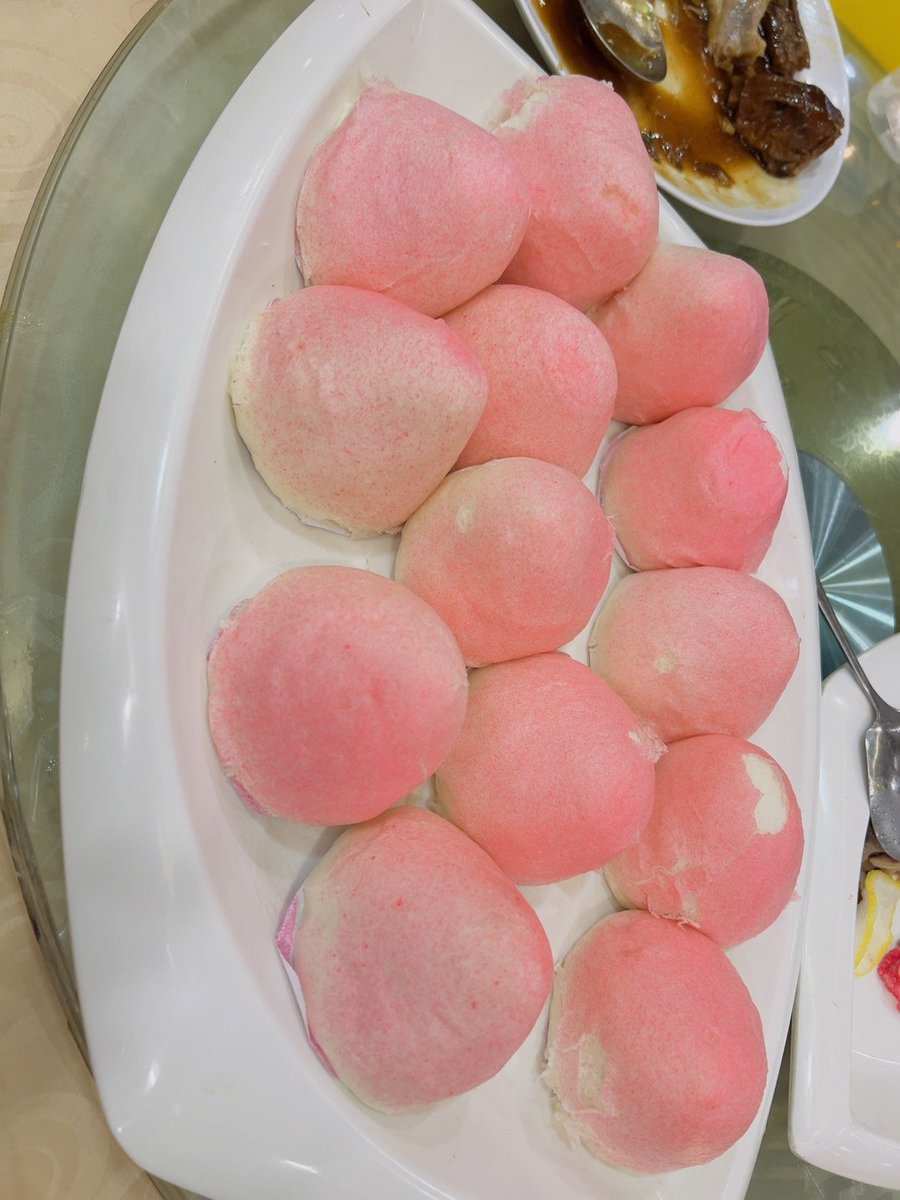 このピンク色の食べ物は何か、当ててみて！