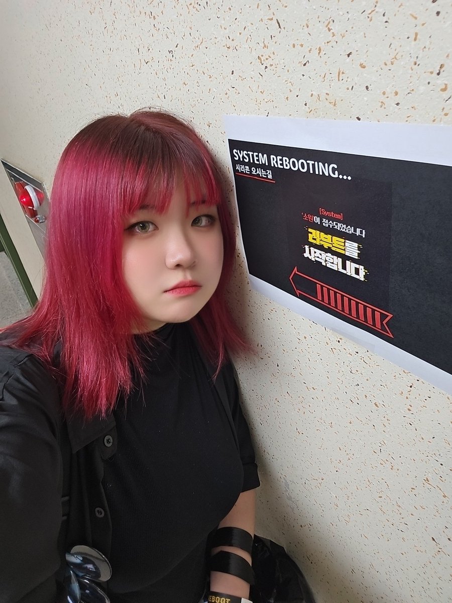 #영겁의_시간을_넘어_너희라는_별을_만나

시리콘!!! 다녀왔습니다요 😳

한 명의 러뷰어이자 한 명의 티카로, 그리고 존재하지 않게 된 또 한 그룹의 팬으로서 무대를 보고 왔습니다

진짜, 너무, 완전,
풀고 싶은 후기가 너무 많으니까
타래로 이어가겠습니다 듀바바바