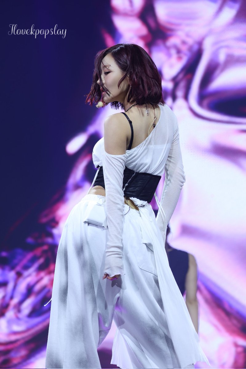 ilovekpopslay's tweet photo. 250609 Kiss of Life showcase
HQ

#Julie #쥴리 #키스오브라이프 #KISSOFLIFE https://t.co/EUj9aFoM7B