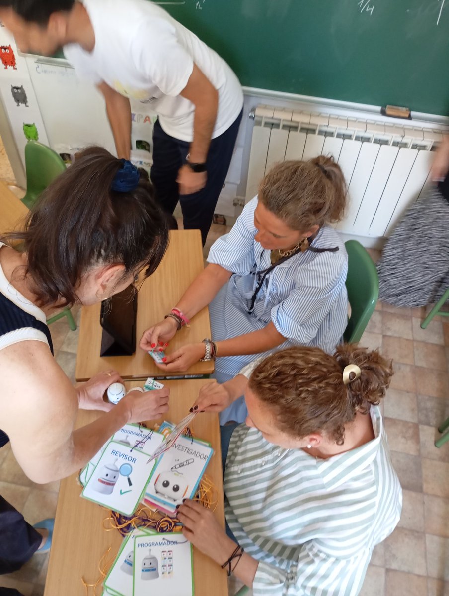 En el colegio La Merced nos estamos formando en Robótica gracias a la ayuda de <a href="/MJMoricheMJ/">MJMoricheJulianMJ</a> . La implantación en el aula nos ayudará a promover la creatividad, el pensamiento crítico, la resolución de problemas, etc, mientras se familiarizan con las nuevas tecnologías emergentes.