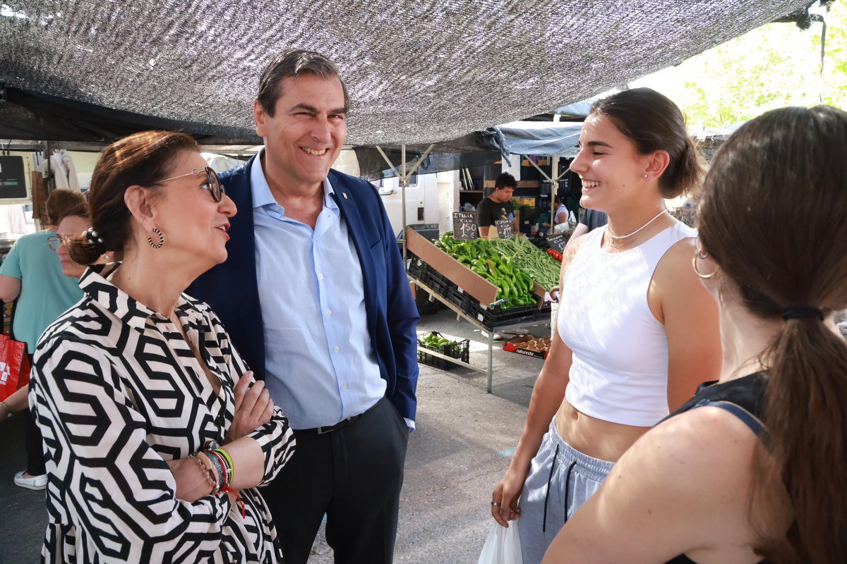 🍊🥬🍎Hoy mercadillo junto a mi compañera  #Mar Rodriguez Fernandez. Mucho calor y hemos tenido que repartir botellitas de agua.