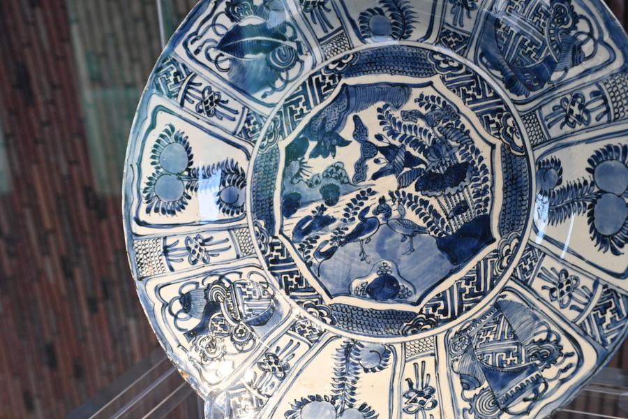A thousand years ago, Jingdezhen porcelain journeyed across the Maritime Silk Road. Today, the city continues to attract global talent, all united by their passion for ceramics xhtxs.cn/4fJ