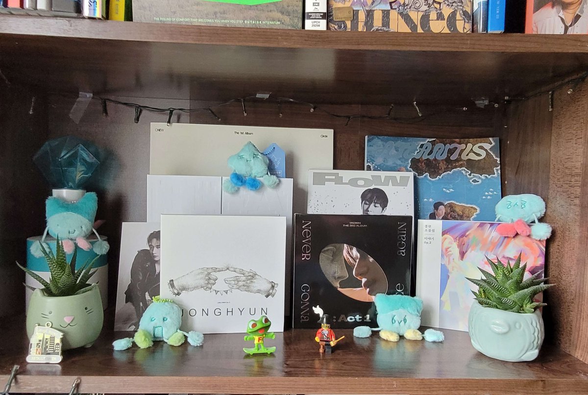 userjonghyn's tweet photo. my main shinee shelf is so cuteeee https://t.co/ZWdKXGpH6I