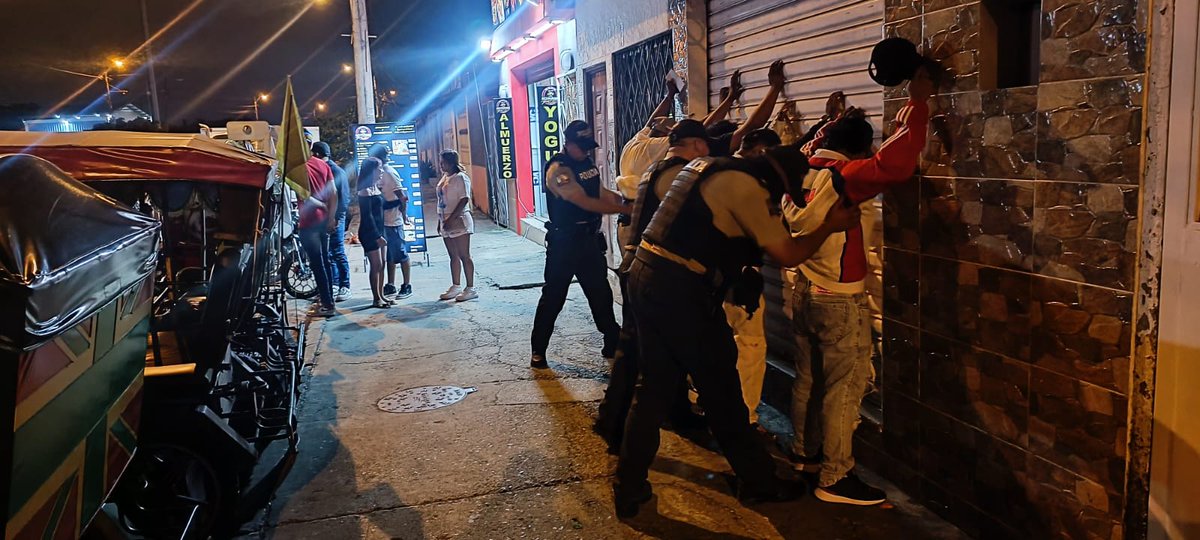 Pormucholote2's tweet photo. La noche del domingo 8 de junio la comunidad de #mucholote2 se unió  en colaboración de la @PoliciaEcuador @PoliciaDMGZona8  retirando del sector a 5 tricimotos , transporte que no está permitido en esta zona  . LA UNION HACE LA FUERZA. https://t.co/ZEI0TFFzt3