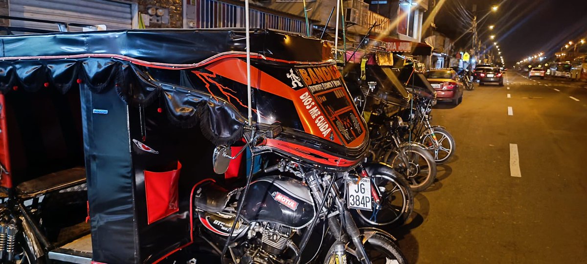 Pormucholote2's tweet photo. La noche del domingo 8 de junio la comunidad de #mucholote2 se unió  en colaboración de la @PoliciaEcuador @PoliciaDMGZona8  retirando del sector a 5 tricimotos , transporte que no está permitido en esta zona  . LA UNION HACE LA FUERZA. https://t.co/ZEI0TFFzt3