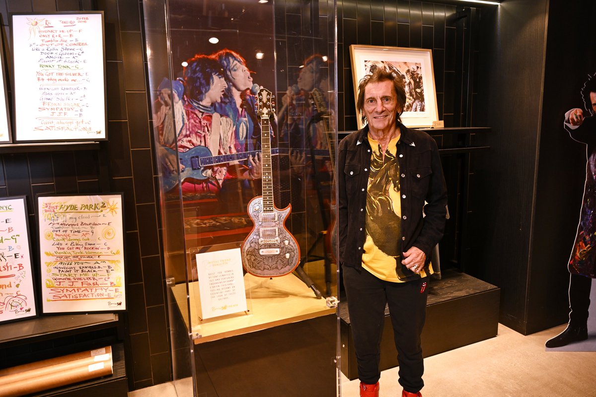 ronniewood's tweet image. 🖼😎❤ Visit RS No. 9 Carnaby Street, the Rolling Stones shop, to see a selection of Ronnie's guitars and stage costumes. Also in store, selected artworks from Ronnie including the 50 Portraits in canvas and print, exclusive setlists and stunning tshirts.
📍9 Carnaby St,…