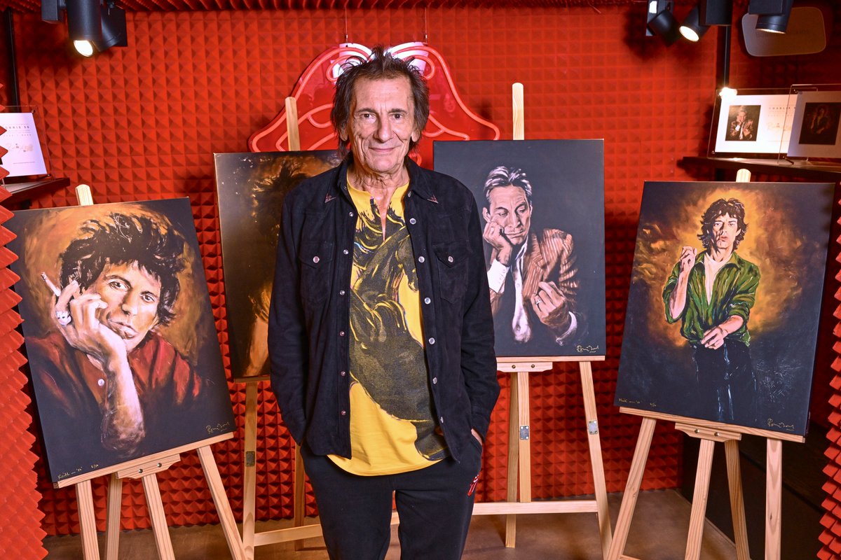ronniewood's tweet image. 🖼😎❤ Visit RS No. 9 Carnaby Street, the Rolling Stones shop, to see a selection of Ronnie's guitars and stage costumes. Also in store, selected artworks from Ronnie including the 50 Portraits in canvas and print, exclusive setlists and stunning tshirts.
📍9 Carnaby St,…