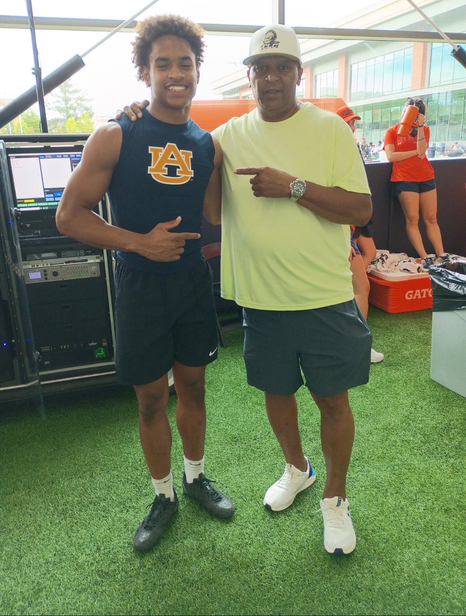 Stud of the Day today!! Meet Brylan Odur Major BigTime WR 
C/o 2027 Blackman HS 
Murfreesboro TN
6-3 195 3.3 GPA
4.48 forty 
This kid has T.O. Talent size and speed…