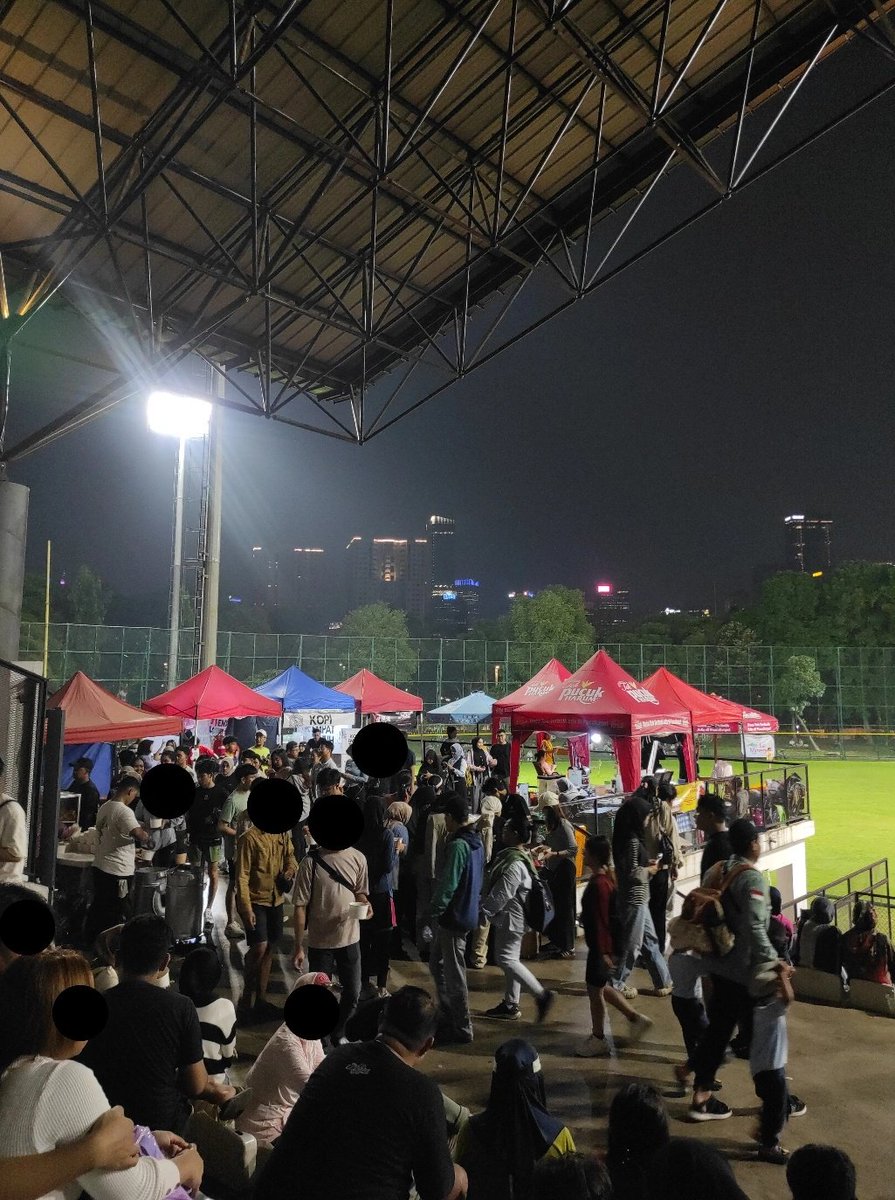 Ni tribun napa dah hari ini penuh bener tumben