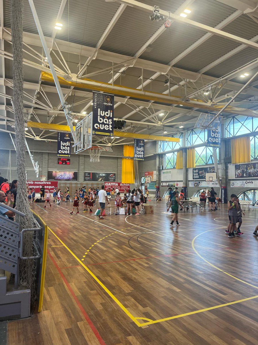 jordi_camps's tweet photo. 📸 Ahir diumenge, el regidor Jose va participar en l’entrega de premis del #Ludibasquet 🏀
👏Gràcies a totes i tots els participants i a l’entitat 9 Caulès per una cap de setmana ple d’esport i bon ambient‼️
#EsportBase #EsportLocal #Bàsquet #ValorsEsportius #vidreres https://t.co/mbOjcl3CPB