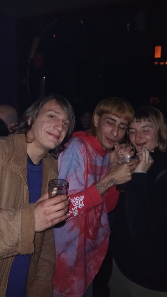 el pibe de la izquierda está desaparecido desde el sexto vino que tomamos en no se donde con <a href="/violetaactis/">ámbar violeta</a> (no difundan)