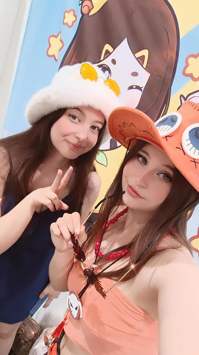 Dokomi 2025 !! 🤌✨️ First time I tabled here! :D Thank you everyone who supported my art this weekend I appreciate it from the bottom of my heart ❤️
