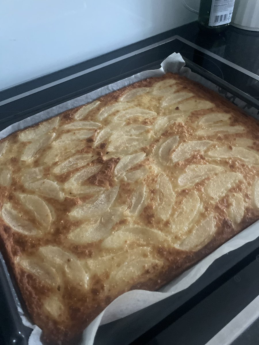 Kun jääkaappi huutaa tyhjyyttään, esikoisen ylppäreistä ja ulkomaille kesäksi karanneiden naapureiden ruokakassista jääneistä jämistä saa hyvin maailman parhaan päärynäpannarin!