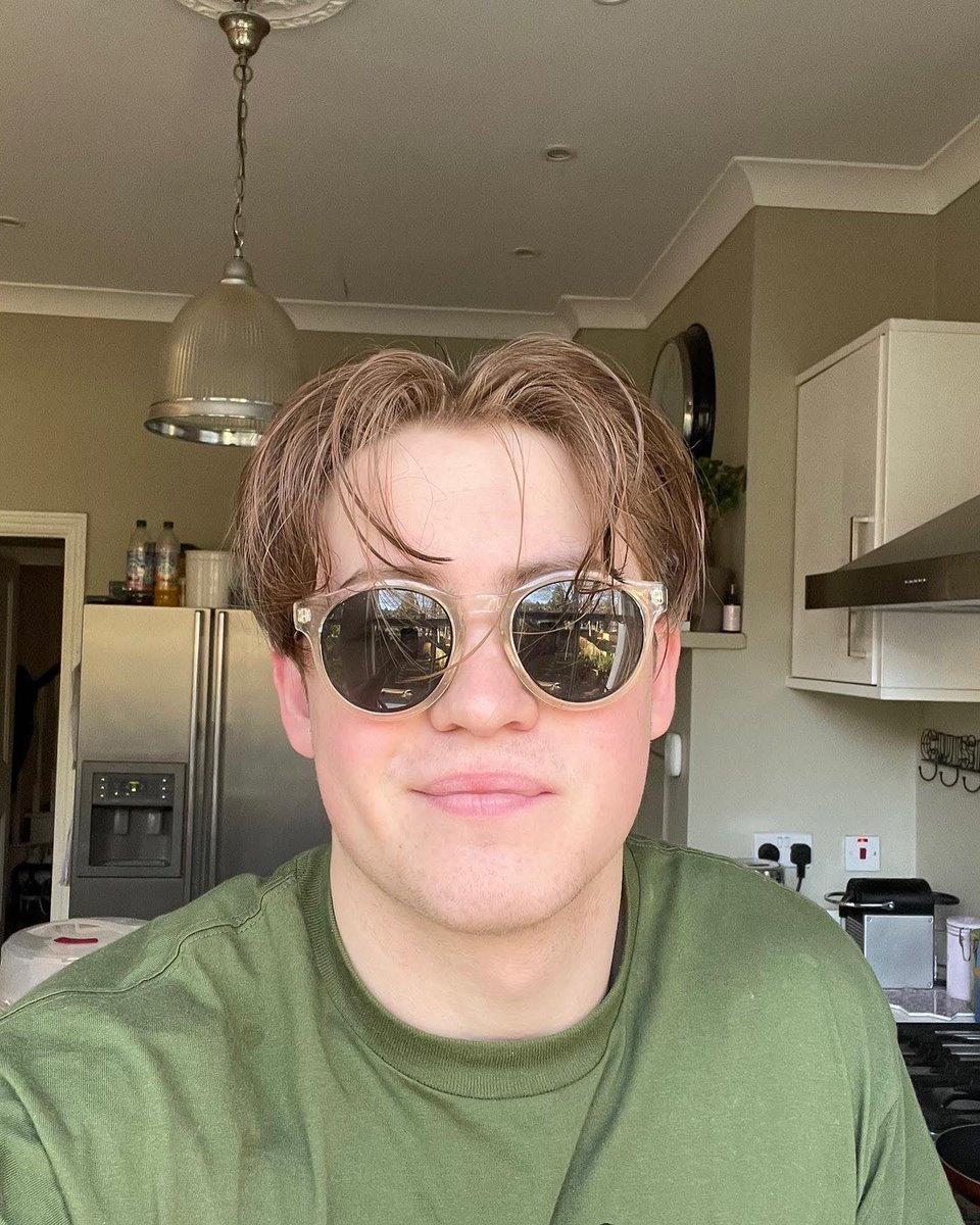 reddishkit's tweet image. #NewProfilePic I'm seeing everyone putting their old pfps🍂
so here I am back to the origins😭