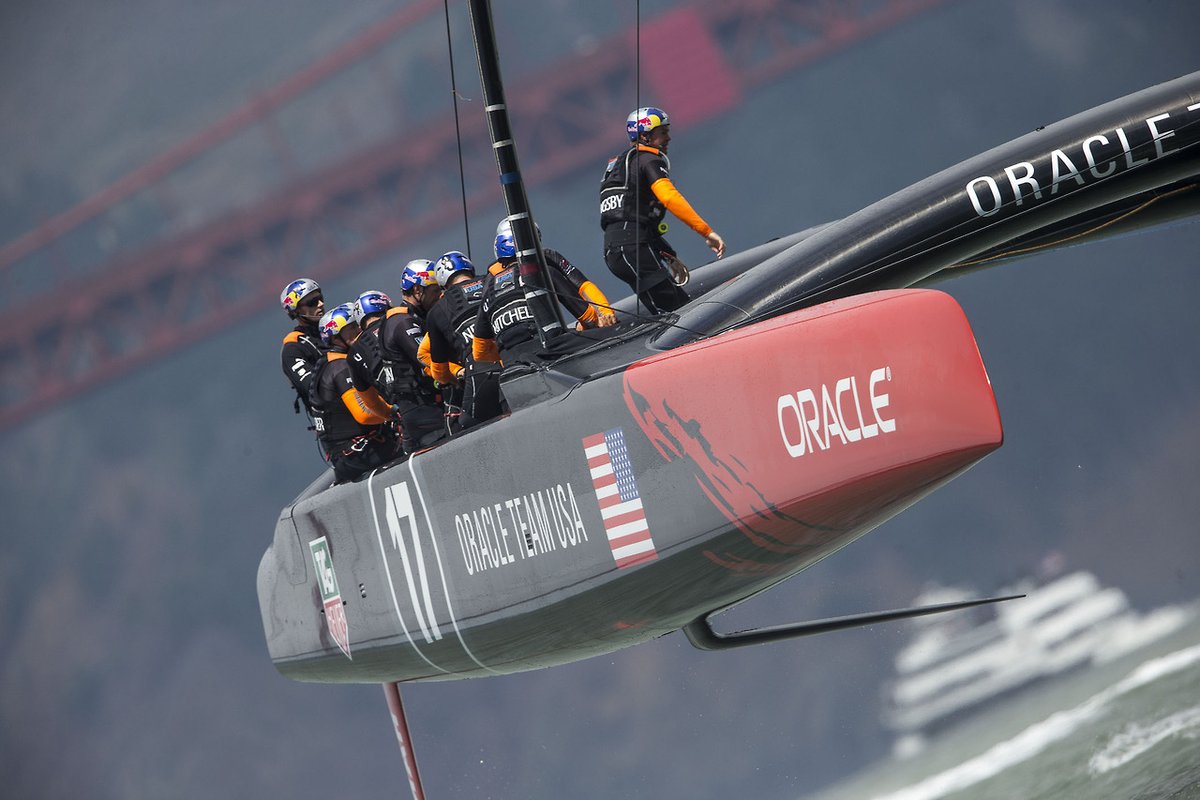 ORACLE TEAM USA
34th America’s Cup
水中翼、以前のトリマラン形式のヨットがもうほとんど飛行しててかっこよかったです
