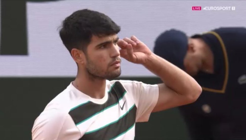 Oggi é un nuovo giorno per ribadire che a lui qualcuno dovrebbe ricordare che gioca a tennis nei più grandi palcoscenici del mondo, non all’oratorio del paese e che la classe non te la insegnano, e infatti… #sinner #alcaraz