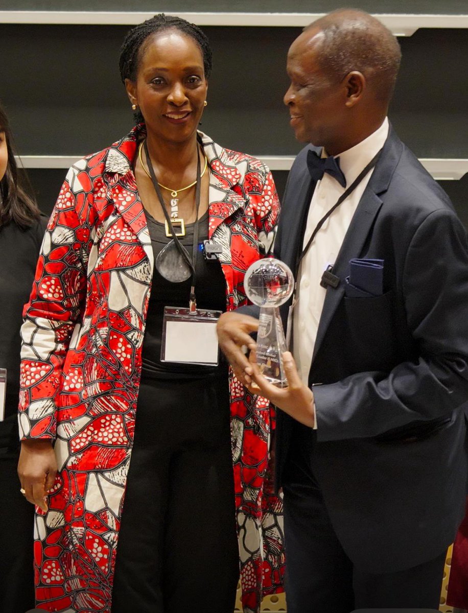 RobieKakonge_'s tweet image. 🇺🇬 Happy Heroes' Day! I was honored this weekend to present an award to Dr. @JacksonOrem, Director of the @UgandaCancerIns, he received Global Health Catalyst's Distinguished Global Oncology Leader Award at the HOPE Summit at @MIT_CSAIL.
As a Keynote Speaker, l discussed…