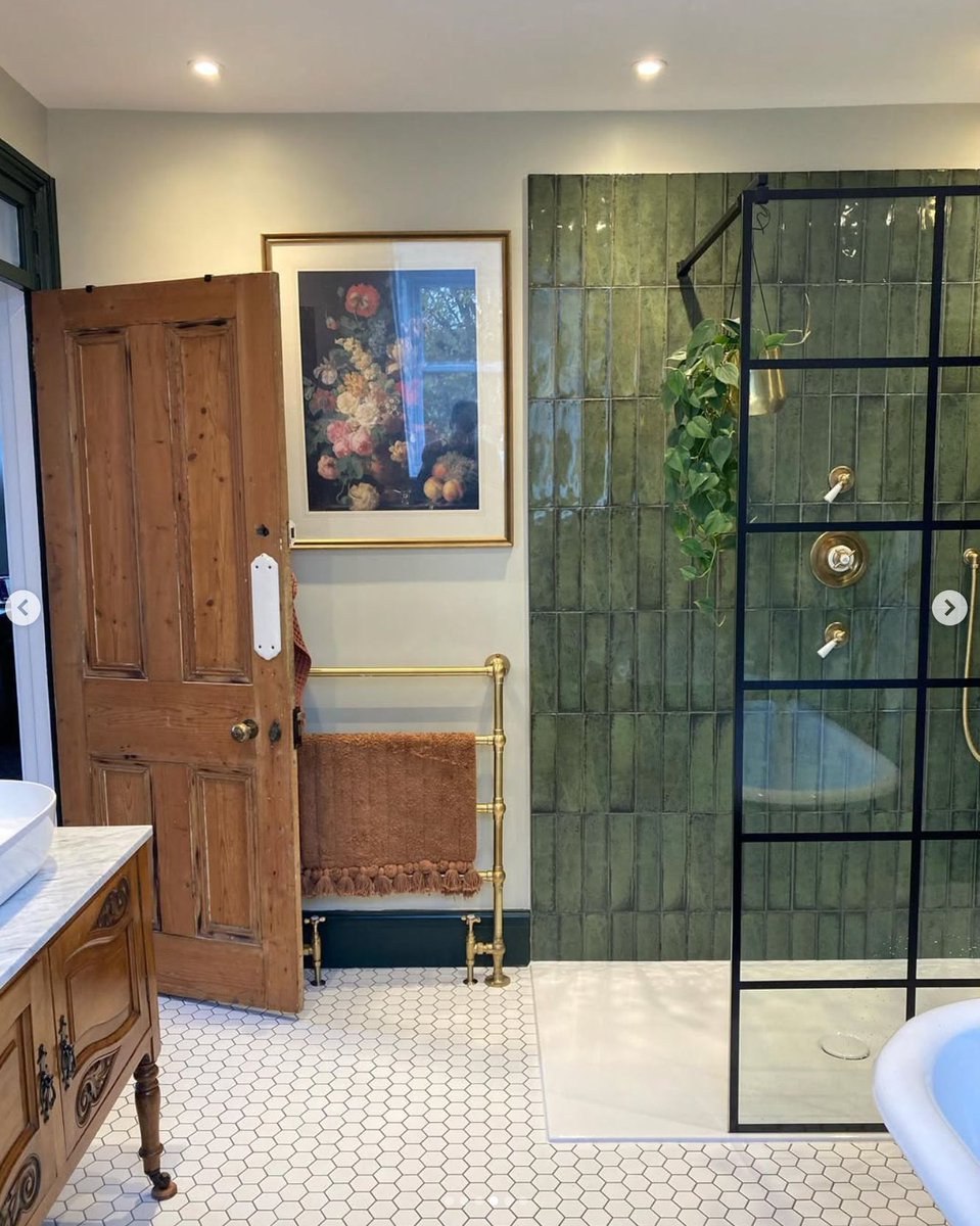 One of the top 5 bathroom trends of 2025 is 'Flights of Whimsy'🧚🏼 Whilst embracing warming and joyful colors as well as retro shapes, this trend is centred around the idea of creating characterful, mood-boosting bathrooms.