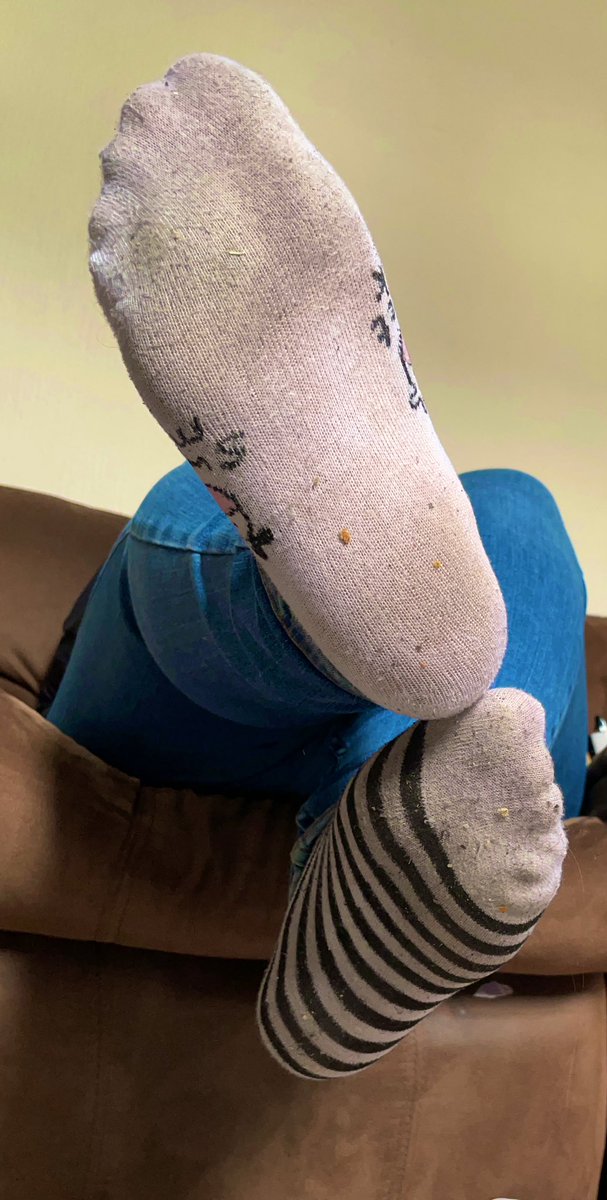 Look at you, a tiny little man sat beneath my odd, dirty and very sweaty feet 🦶 

Sniff them. If you dare.

Feet worship | findom | sock worship | sock seller | body worship | paypig