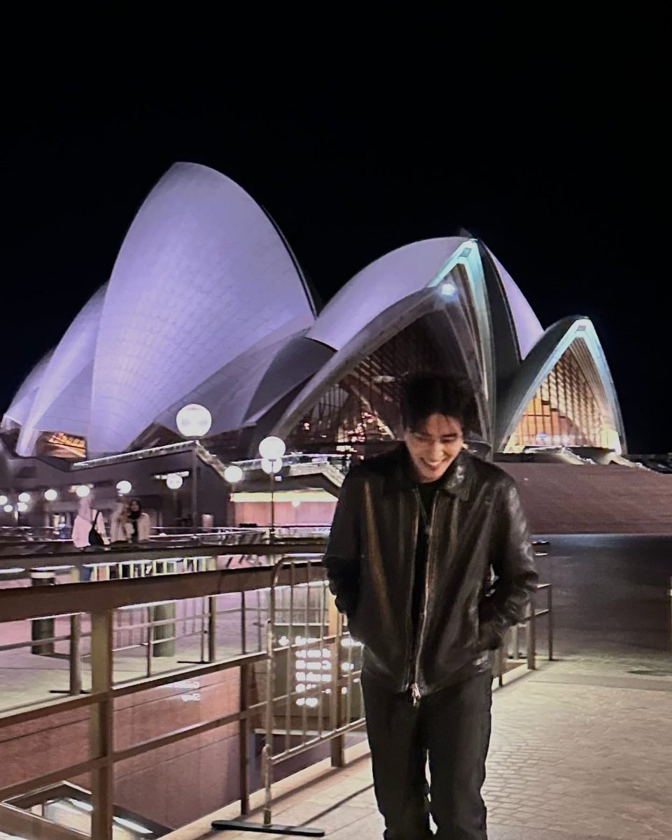 dauntlessday6's tweet photo. Late #MyDaySelcaDay #MDSD 😆🦊

Goal: come back when Vivid isn’t on so the Opera House is normal-looking and the screen isn’t there 🤣 https://t.co/F7RXyeZQ8H