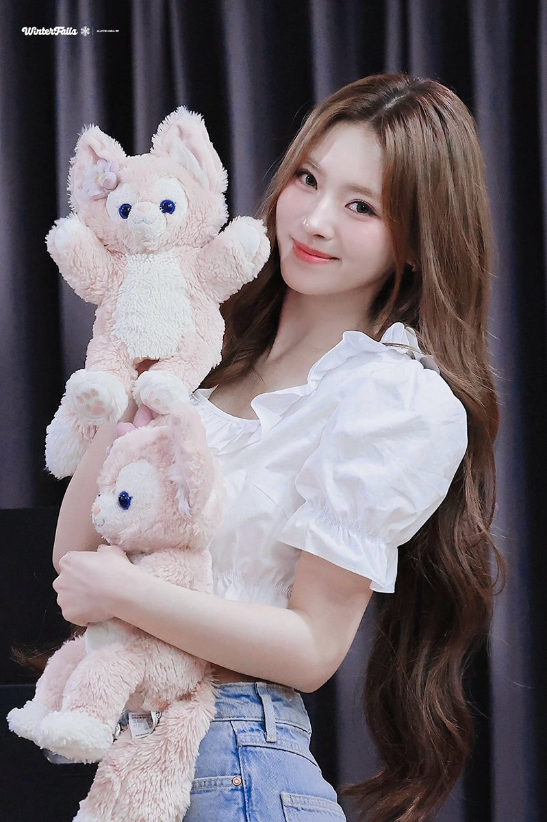 Winterfalls1117's tweet photo. 250609 🧸

#MEOVV #미야오 #ANNA #안나 #田中杏奈 https://t.co/jdVIP7Mcno
