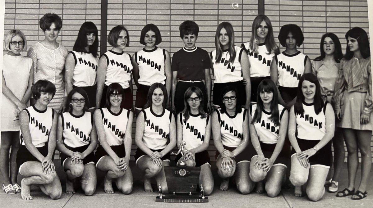 OLD SCHOO
Mandan's 1970 girls' track-field state title team.
#wdaoldschool