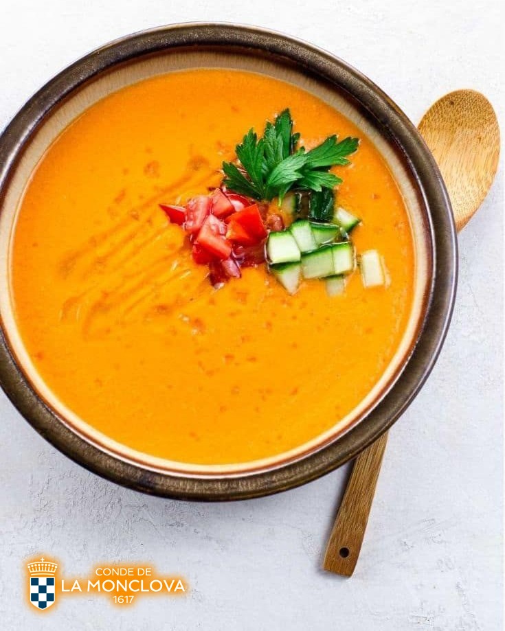 CondeMonclova's tweet photo. 🧡 Dicen que el gazpacho fue la bebida de los campesinos andaluces para soportar los duros días de #verano
Y si lo acompañas con un Conde de la Monclova, entonces el placer es completo.

#AOVE #DietaMediterránea #sevilla #AOVECondeDeLaMonclova #AceiteDeOlivaVirgenExtra #gazpacho https://t.co/pBrelHGWS7