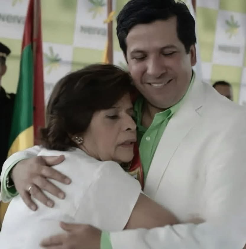 Rodrigo_LaraS's tweet photo. Hoy despido a mi mamá: mi raíz, mi aliento, mi guía. Me enseñó a amar sin medida, a caminar con valores y a creer en los sueños. Su luz no se apaga, vive en mí. Gracias por tanto, mamá. Te amaré por siempre. 🕊️💜 https://t.co/3k8qQUKVse