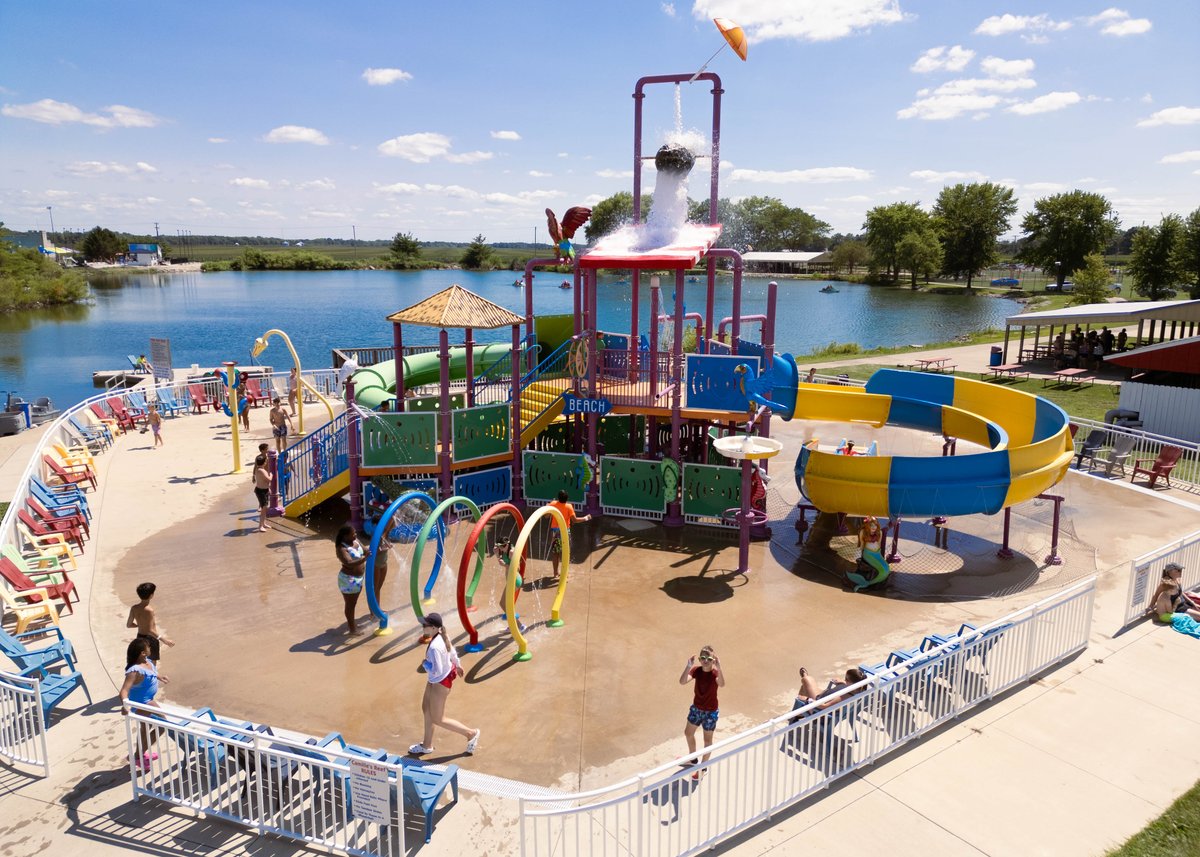 Bring the whole crew, and beat the heat at our Splash Pad!💦 AND it's Mom's Monday! So mom's you get in FREE when accompanied by a child paying full price!😎
*Must be 12 and under to play on Splash Pad. Restrictions apply.*