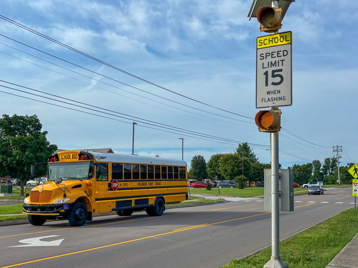 WCSedu's tweet image. Have you noticed lights flashing in school zones during summer? It's because summer school is in session at those locations. 🚸 Law enforcement is reminding drivers to stay alert, obey the speed limit, and watch for those flashing lights when approaching a school zone.