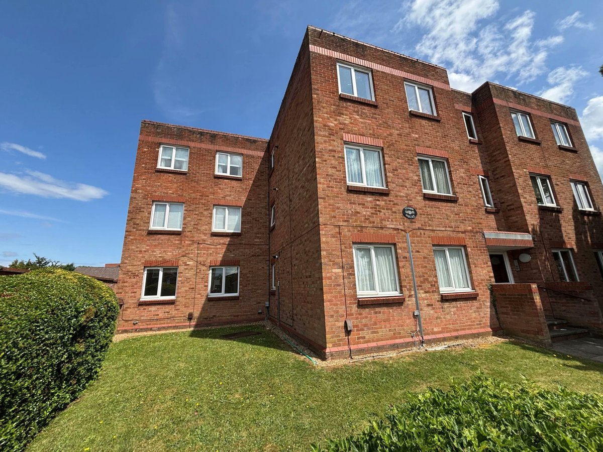 oliver_akers's tweet image. NEW RENTAL INSTRUCTION!! This one bedroom flat is ideally situated for shops and transport links. Available NOW for a #longtermlet #property #RENT 
oliverandakers.com/p