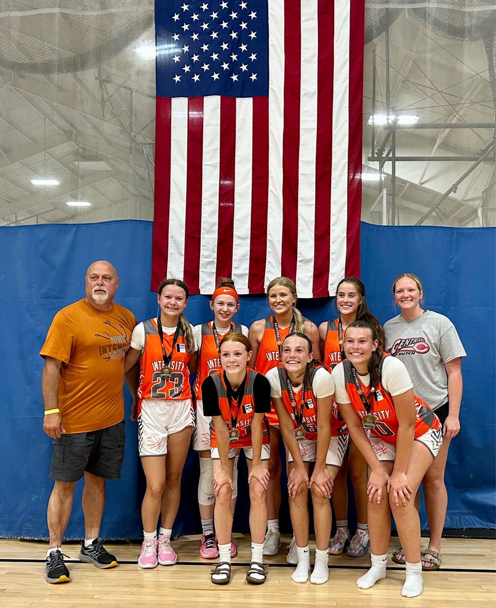 2-1 and second place this past weekend for our 16u/17u girls team!