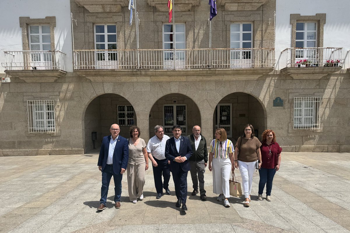 Delegación do Goberno en Galicia (@delgobgalicia) on Twitter photo 📝 <a href="/blancolobeiras/">Pedro Blanco</a> analizou cos alcaldes e alcaldesas da zona de #Verín o proxecto de saneamento e abastecemento para presentar á convocatoria do #PlanEDIL, do <a href="/viviendagob/">Ministerio de Vivienda y Agenda Urbana</a>.
👉🏼 Con <a href="/lalosantos1964/">Lalo Santos</a>, estudaron vías para beneficiarse do <a href="/P_Recuperacion/">Plan de Recuperación</a>.
🔗 run.gob.es/kta0e37c 📝 <a href="/blancolobeiras/">Pedro Blanco</a> analizou cos alcaldes e alcaldesas da zona de #Verín o proxecto de saneamento e abastecemento para presentar á convocatoria do #PlanEDIL, do <a href="/viviendagob/">Ministerio de Vivienda y Agenda Urbana</a>.
👉🏼 Con <a href="/lalosantos1964/">Lalo Santos</a>, estudaron vías para beneficiarse do <a href="/P_Recuperacion/">Plan de Recuperación</a>.
🔗 run.gob.es/kta0e37c