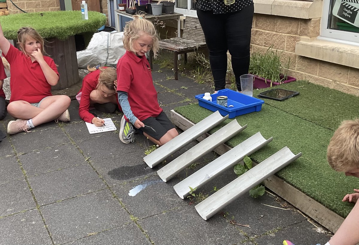 Mae #DosbarthRhiannon wedi arsylwi a mesur gludedd hylifau. 💧🧴💦🥛🍯
#uchelgeisiolgalluog