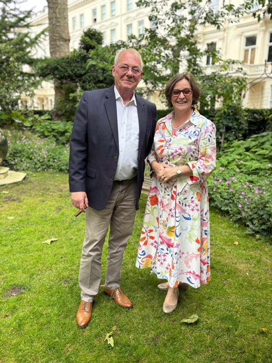 Linda A Wade🔶 (@lindaawade) on Twitter photo It was a great weekend for #EarlsCourtSquare gardens - #BarkstonGardens #PhilbeachGardens #NevernSquare #EarlsCourtSquare as part of <a href="/LDNGardensTrust/">London Parks & Gardens</a> Open Gardens weekend. Thanks to those who look after these unique spaces. It was a great weekend for #EarlsCourtSquare gardens - #BarkstonGardens #PhilbeachGardens #NevernSquare #EarlsCourtSquare as part of <a href="/LDNGardensTrust/">London Parks & Gardens</a> Open Gardens weekend. Thanks to those who look after these unique spaces.