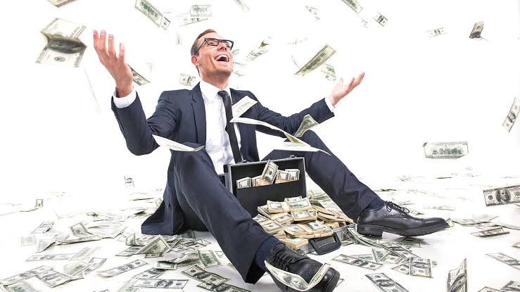 Türkiye'deki milyoner sayısı 1 yılda %49 arttı. 

Milyonerlerin hesaplarındaki toplam para miktarı ise 17.000.000.000.000 liraya ulaştı.