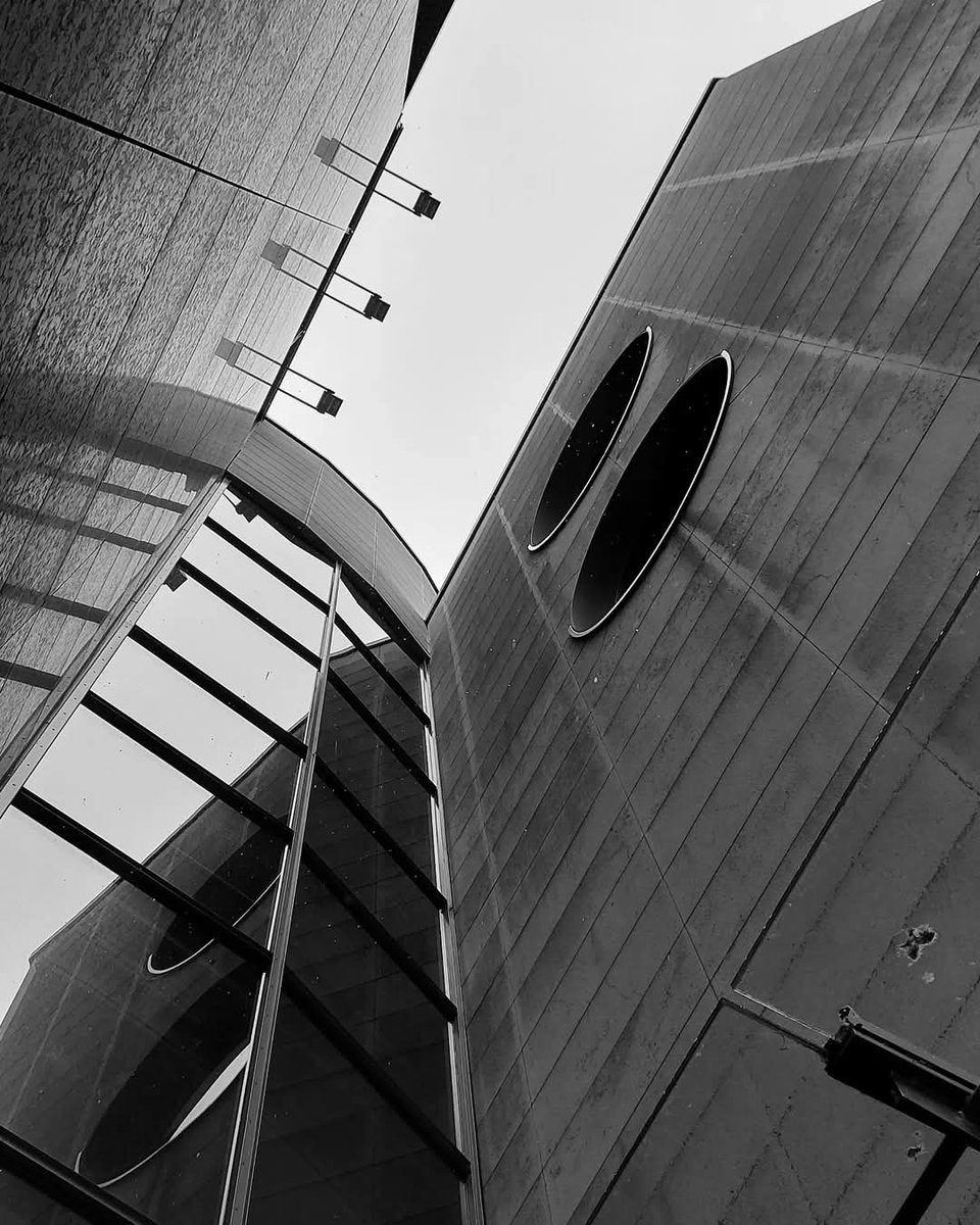 Vladix_Official's tweet photo. Rainy day in the city.💧 #photograghy #photo #photographer #blackandwhitephotography #blackandwhite #grey #greyday #vibes #GoodVibes #art #artwork #ArtGallery #rainy #RainyDay #Germany #Magdeburg https://t.co/nWVfAOi4E3